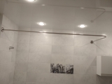 Карнизы для шторки в ванную из нержавеющей полированной стали с надежным креплением по стенам. Краснодар