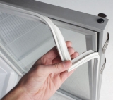 Резиновые уплотнители для холодильников - незаметные, с первого взгляда, однако очень существенные элементы, гарантирующие плотное прилегание дверцы холодильника к корпусу. Резинка предупреждает опасность проникновения внутрь теплого воздуха, а значит, благоприятствует поддержанию в камере нужной температуры. В случае если вам требуется уплотнители для холодильников заказать, обратите внимание на разновидности креплений: Саморезы. Эффективная фиксация, но гарантируется она с использованием саморезов, которые крепят уплотняющую резинку, вставляемую между корпусом дверцы и пластиковой панелью. Елочка. По периметру присутствует выступ, вставляемый в паз, который предусмотрен по всему периметру дверцы. Это обеспечивает отличную фиксацию и простоту или демонтажа. Вклеенный или запаянный уплотнитель характеризуется отсутствием выступов по периметру двери, а к ее корпусу элемент закрепляется с помощью пенополиуретановой пены. Наша компания постоянно поддерживает широчайший ассортимент комплектующих для успешного ремонта Вашей бытовой техники. Ознакомиться с нашим ассортиментом, задать интересующий Вас вопрос, а также оформить заказ можно прямо сейчас по ссылке указанной в объявлении или позвонив нам по телефону. Нижний Новгород